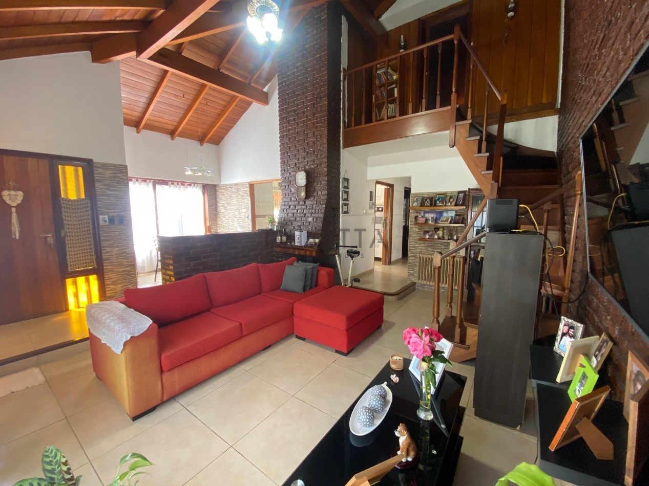 Casa 4 ambientes reciclada con quincho + Galpon y departamento 