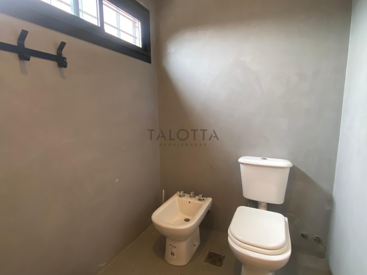 Casa 4 ambientes con parque en Alfar  