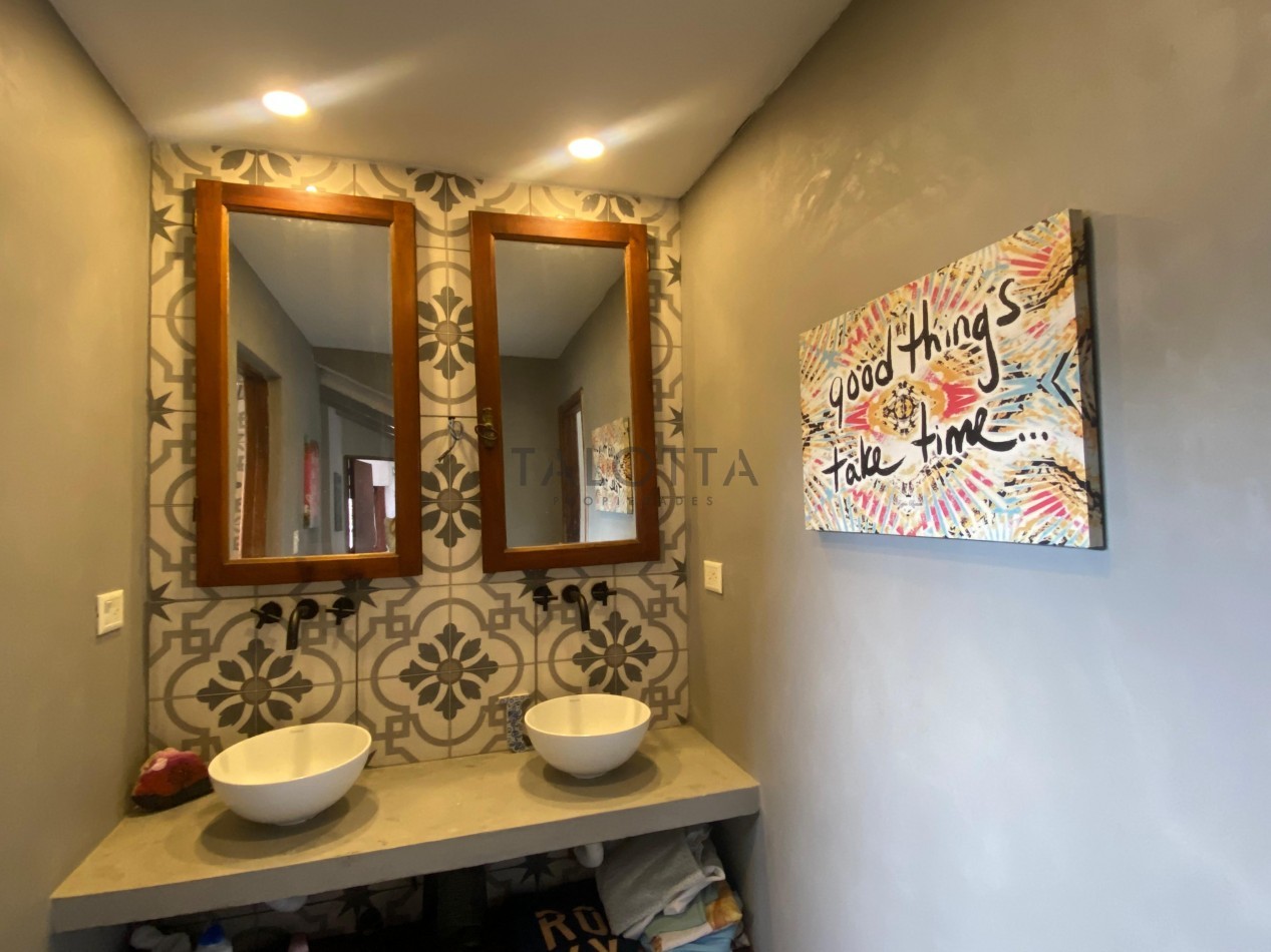 Casa 4 ambientes con parque en Alfar  