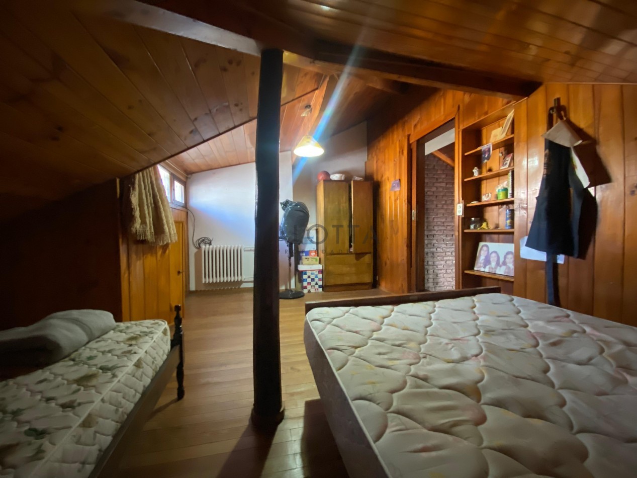 Casa 4 ambientes reciclada con quincho + Galpon y departamento 