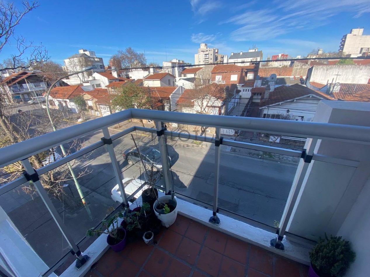 Departamento semipiso 2 ambientes al frente con balcon 