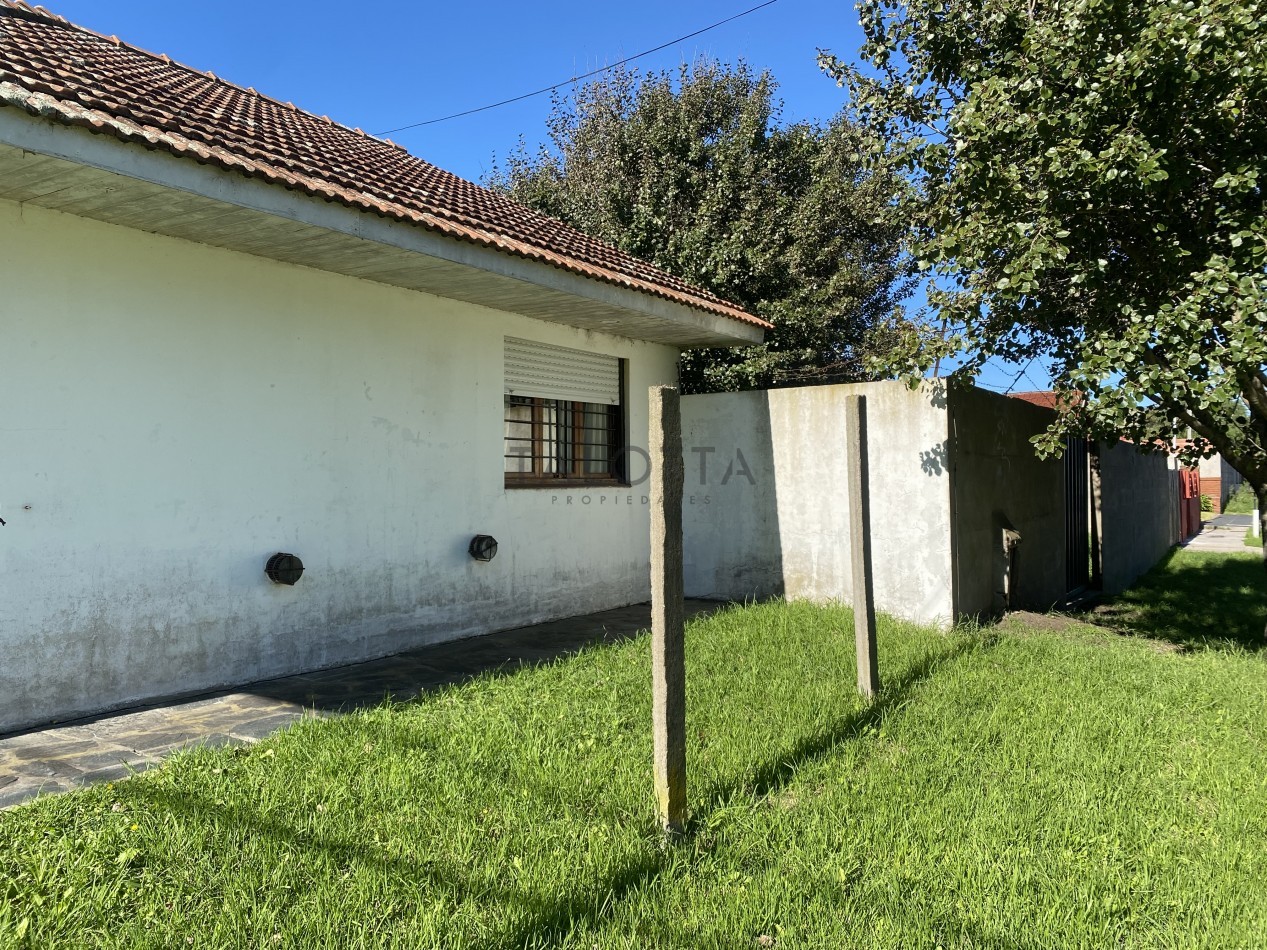 Casa 3 ambientes con parque 