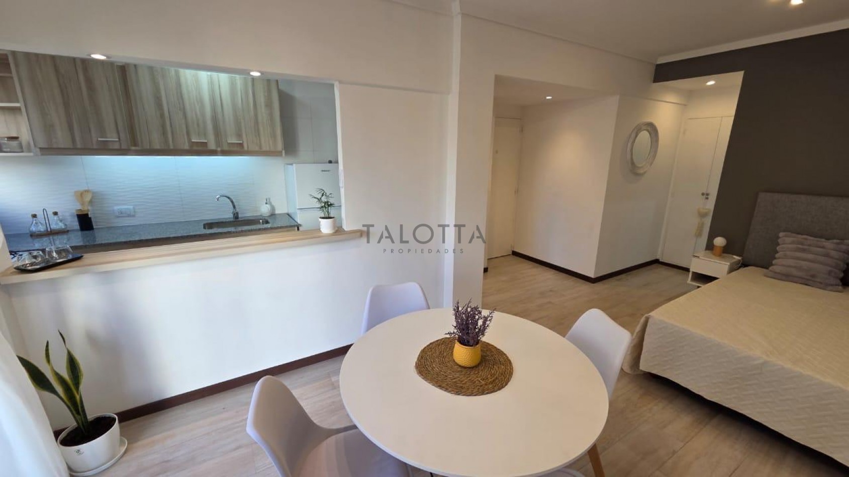 Departamento 1 ambiente al frente con balcon reciclado y amoblado