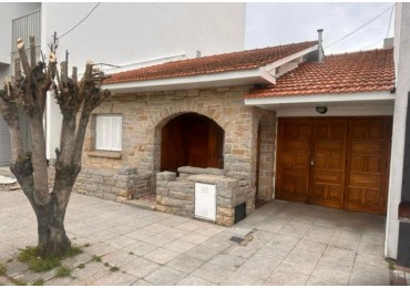 Casa 3 ambientes con patio