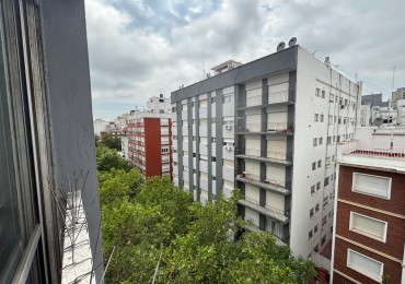 Monoambiente al frente con balcon frances 
