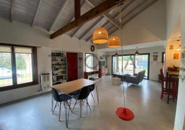 Casa 4 ambientes con parque en Alfar  