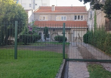 Casa 5 ambientes con gran parque barrio Santa Cecilia a una cuadra de la costa 