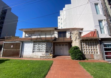 Casa 6 ambientes con patio, en block a metros de la costa  
