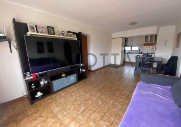 DEPARTAMENTO 4 Ambientes al frente con balcon frances y cochera descubierta 